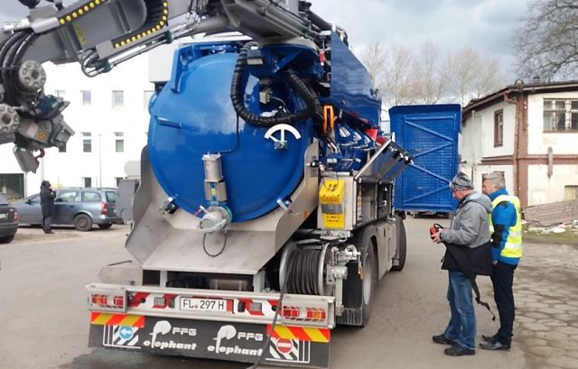 Pojazd specjalistyczny do ciśnieniowego mycia kanałów z odsysaniem nieczystości stałych i płynnych Pojazd specjalistyczny do ciśnieniowego mycia kanałów z odsysaniem nieczystości stałych i płynnych